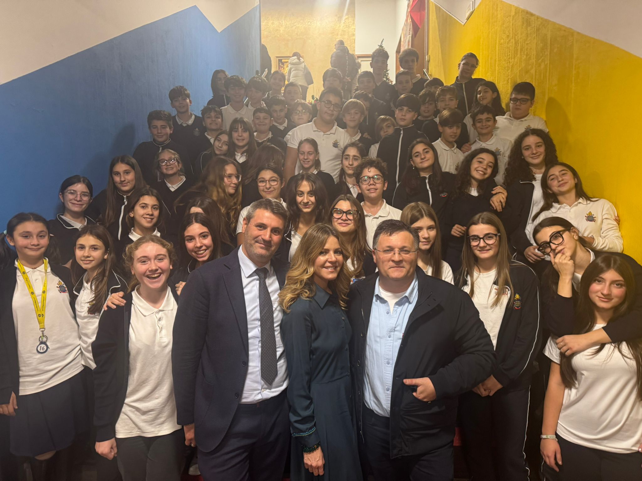 Jordan River ed Elisabetta Pellini con il preside Simone Desideri all’istituto Paolo VI di Castelgandolfo nell’ambito del progetto “Il cinema nelle scuole” dell’ HFF 2025